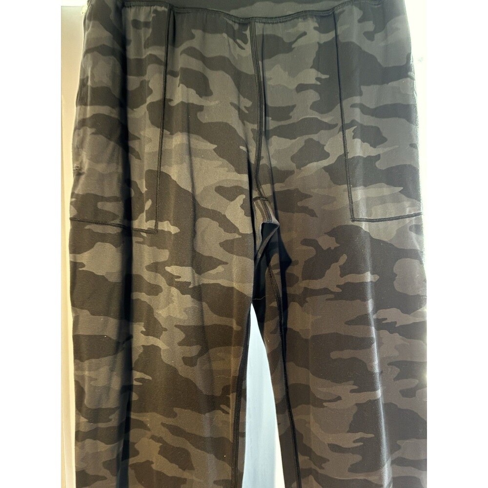 Athleta Salutation Camo Jogger  black and grey camouflage pattern/ Preowned/ SP